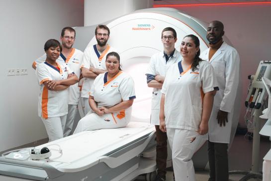 equipe radiologie dans la salle irm de la clinique saint-jean à bruxelles